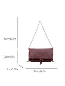 Sac baguette en cuir rouge foncé avec chaîne en métal et mesures de dimensions