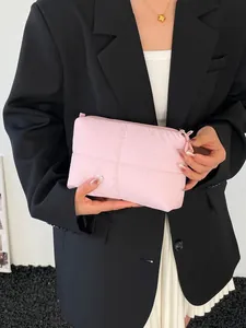 Pochette rosa trapuntata da donna con cuciture eleganti e stile minimalista chic