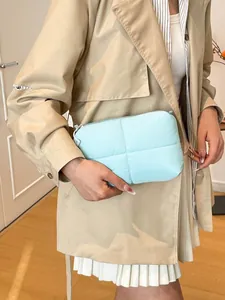 Borsa a mano trapuntata azzurra in nylon con cerniera per un look alla moda