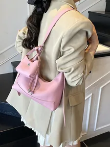 Sac baguette rose en cuir grainé avec petite pochette assortie pour mode hivernale femme
