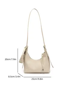 Sac baguette chic en similicuir beige avec porte-monnaie latéral, vue studio de face