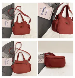 Vue détaillée du sac seau en nylon rouge brique montrant l'avant, l'arrière et la bandoulière