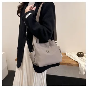 Détail du tissu en nylon gris clair de haute qualité et de la bandoulière en jacquard