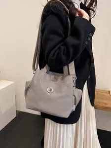 Sac seau chic en nylon gris léger avec logo CK en métal et bandoulière réglable