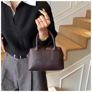 Détails du sac Boston en cuir litchi marron foncé avec doubles poignées et boucles
