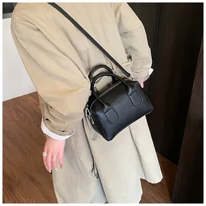 Détails du sac Boston en cuir grainé noir avec poignées et finitions métalliques argentées