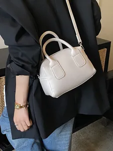 Sac baguette chic en cuir grainé beige avec doubles poignées et bandoulière amovible