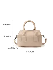 Sac baguette minimaliste en cuir beige grainé, dimensions 21x14x9cm et doubles anses
