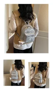 Detailansicht silberner Mini-Rucksack mit Graffiti-Muster und Plüsch-Anhänger