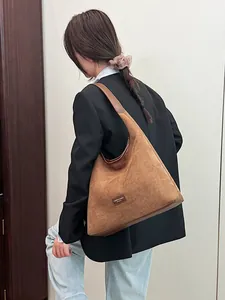 Καφέ σουέτ τσάντα tote σε μοντέλο, μίνιμαλ vintage στυλ με φαρδύ ιμάντα ώμου