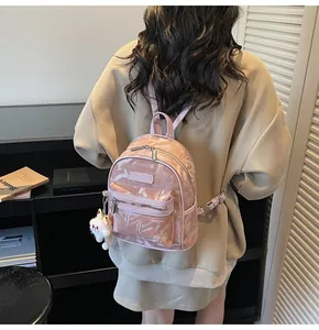 Nahaufnahme eines rosa Mini-Rucksacks mit weißen Mustern und weißem Plüschhasen-Anhänger