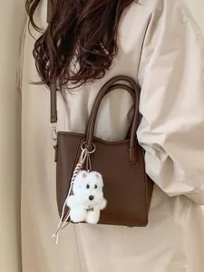 Sac seau en cuir marron avec charm chien et bandoulière amovible pour femme