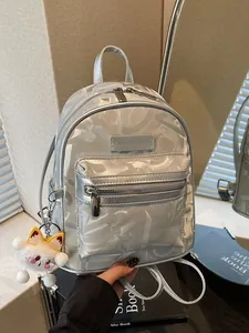 Damen Mini PU Leder Rucksack Mit Plüschanhänger Buchstabenprägung Geometrisch Pendler Umhängetasche Eleganter Casual Daypack Für Den Alltag