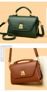 Détail des sacs à bandoulière vert foncé et marron avec boucles trapézoïdales dorées