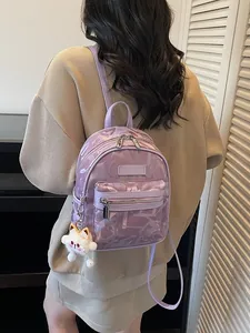 Hellvioletter Mini-Rucksack mit abstrakter Textur und weißem Katzen-Plüschanhänger