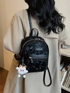 Mini-Rucksack in Schwarz mit Prägemuster und Plüsch-Anhänger für den modischen Alltag