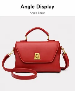 Vue de face du petit sac à main rouge avec fermoir doré et poignée supérieure chic