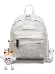 Eleganter cremeweißer Pendler-Rucksack mit dezentem Muster und Plüschkatzen-Anhänger
