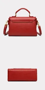Détails de l'arrière et de la base rectangulaire du sac à main rouge avec surpiqûres