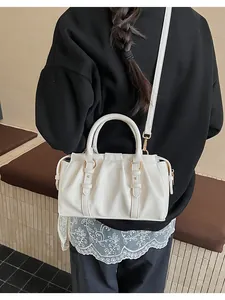 Detailansicht der weißen Rafftasche mit Goldringen und verstellbarem Schultergurt