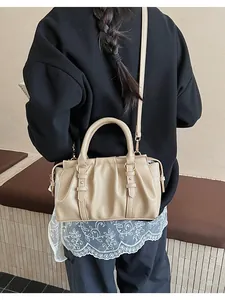 Detail der beige Falten-Tasche mit weichem Kunstleder und goldenen Beschlägen