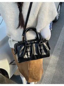 Details der schwarzen plissierten PU-Lederhandtasche mit Seitenansicht und Schultergurt