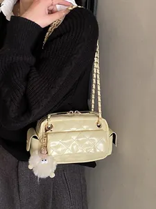 Elegante bolso baguette acolchado amarillo crema con colgante de felpa y cadena
