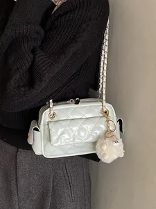 Bolso baguette acolchado blanco roto con cadena y colgante de peluche, vista lateral