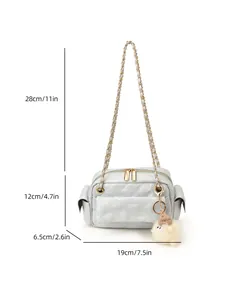 Bolso baguette acolchado azul claro con cadena dorada e información de dimensiones