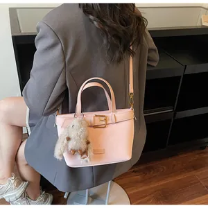 Sac seau en simili cuir rose avec boucle décorative et breloque lapin en peluche