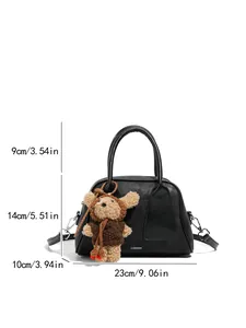 Minimalistische schwarze Baguette-Tasche mit Litschi-Struktur und Bären-Anhänger