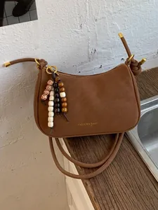 Sac Baguette Rétro en Cuir PU pour Femme Style Maillard Minimaliste Sac à Épaule Sous le Bras Avec Pendentif en Perles de Bois Sac à Main Décontracté