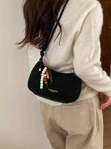 Sac baguette noir rétro avec bandoulière nouée et pompon en perles de bois colorées