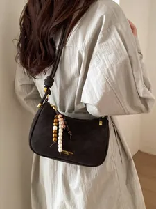 Sac baguette rétro en daim marron avec bandoulière à nœuds réglable et charm décoratif perlé