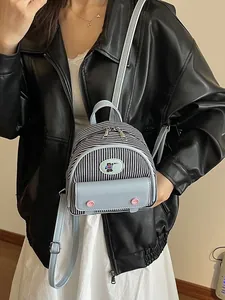 Mini sac à dos en toile rayée avec garniture en cuir bleu clair et écusson ours
