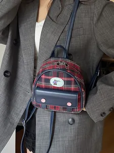 Mini sac à dos à carreaux rouges avec garniture en cuir bleu et écusson ours mignon