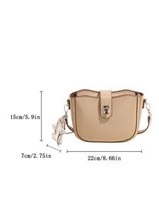 Minimalist beige crossbody handbag with star charm and dimensions 22x15x7cm