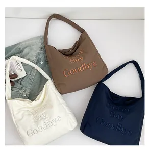 Détails des sacs cabas avec broderie 3D Never Say Goodbye en blanc, marron et bleu marine