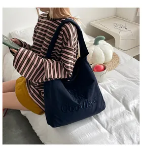 Détail du grand sac cabas en toile bleu marine avec lettrage Never Say Goodbye