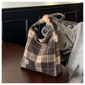 Detail of checkered tote bag with woven texture and a stylish BEAR brand fabric patch