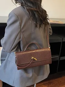 Elegante Damen Baguette-Handtasche mit braunem Schlangenmuster und Gold-Details