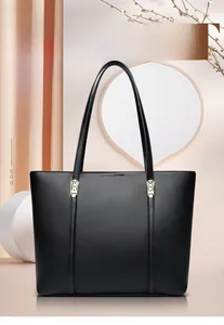 Gros plan d'un sac cabas noir en cuir texturé avec des détails en métal doré élégant