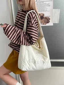 Sac cabas matelassé crème minimaliste avec gaufrage de texte et texture nuageuse