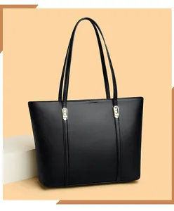 Détail d'un sac cabas noir texturé litchi avec d'élégantes boucles en métal doré