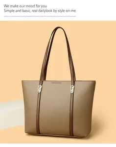 Détail du sac cabas en similicuir grainé avec des finitions métalliques dorées élégantes