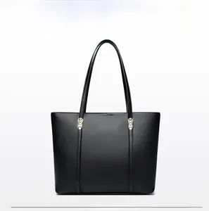 Vue frontale d'un sac cabas noir en cuir texturé avec des boucles en métal doré chic
