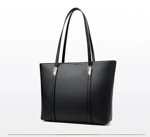Vue latérale du grand sac cabas noir en cuir texturé avec des détails dorés élégants