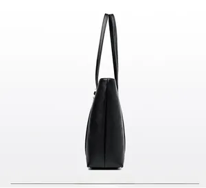 Vue latérale détaillée du sac à bandoulière noir avec texture en cuir grainé de qualité