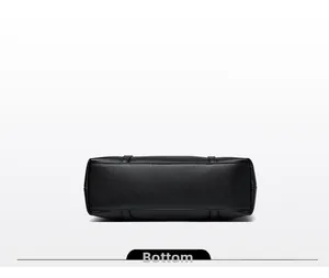 Détail du fond d'un grand sac cabas en cuir noir avec des bandes de renforcement