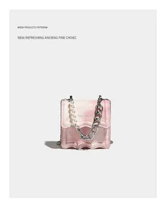 Mini borsa a tracolla rosa marmo con catena di perle e bordo inferiore ondulato